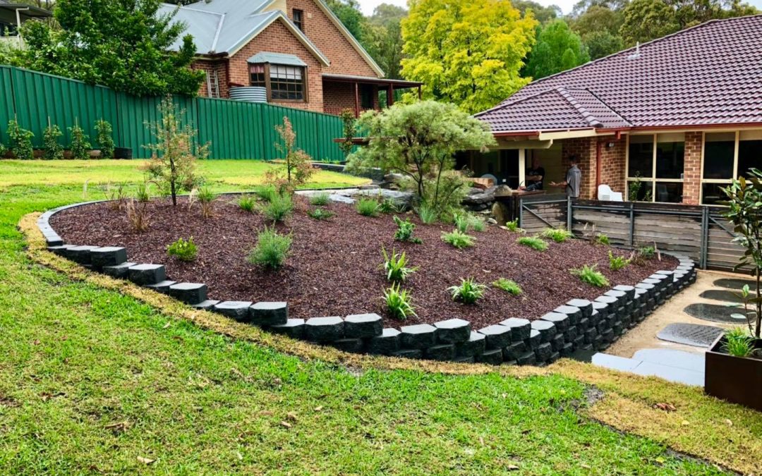 Winmalee – Block retaining wall, bluestone pavers, stairs and steppers