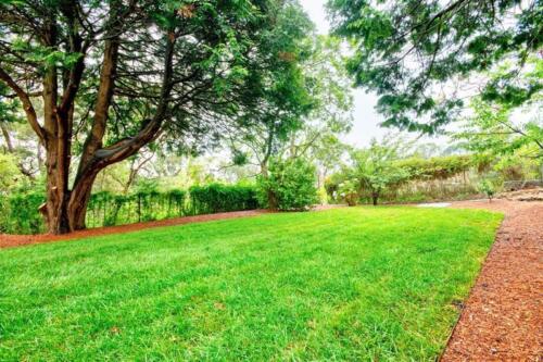 Corten-steel-garden-edging-surrounding-lawn