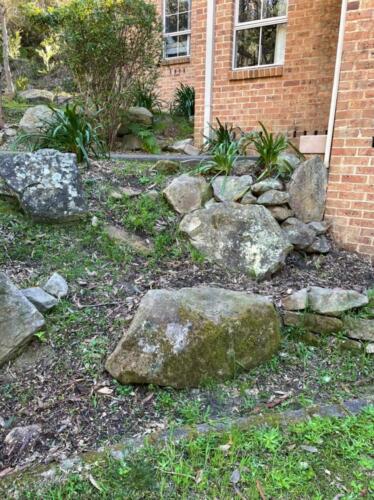 Garden-bed-natural-stone-boulders-before