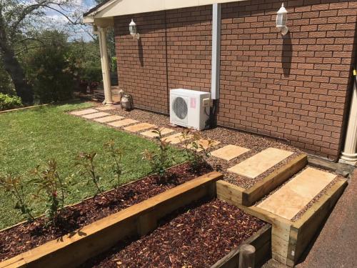 Winmalee retaining wall sloping block paving sandstone turf landscape construction blue mountains structural fresh perspective landscapes Winmalee 10