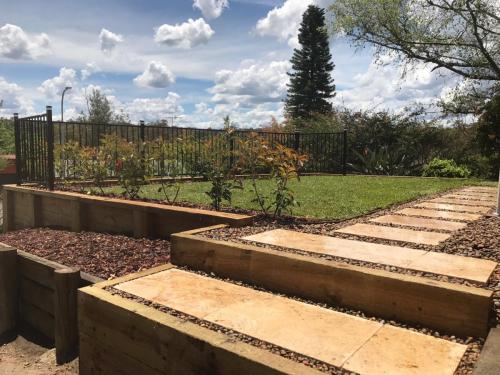 Winmalee retaining wall sloping block paving sandstone turf landscape construction blue mountains structural fresh perspective landscapes Winmalee 4